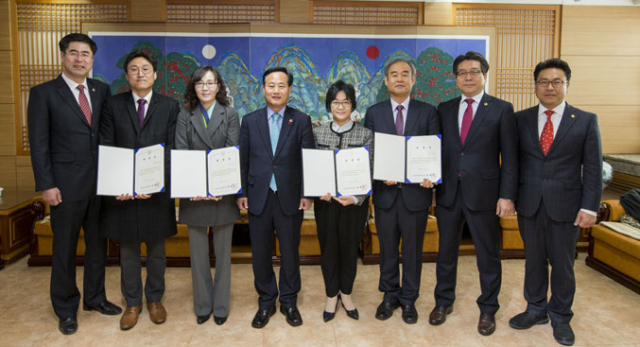 경북도의회는 6일 도의회 정책연구활동을 수행할 5개 의원연구단체의 외부전문가 5명에게 위촉장을 수여했다. 경북도의회 제공