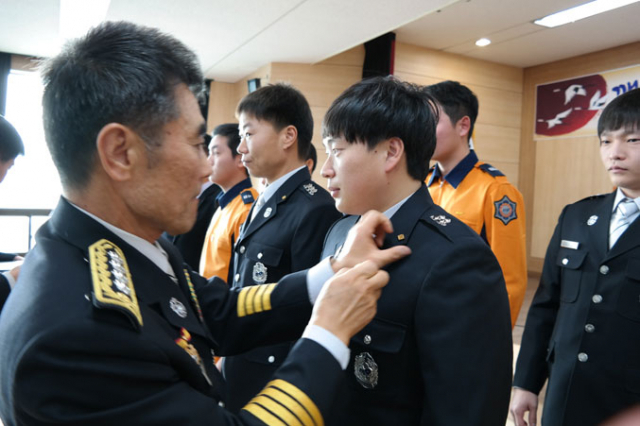 안동소방서(서장 김규수)는 4일 지난해 소중한 생명을 살린 소방대원과 시민 등 11명에게 하트세이버 배지와 인증서를 전달했다. 안동소방서 제공