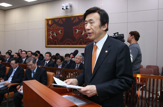 윤병세 외교부 장관이 7일 오후 국회에서 열린 외교통일위원회 전체회의에서 북한 핵실험과 위안부 협상 등에 대한 현안보고를 하고 있다.연합뉴스
