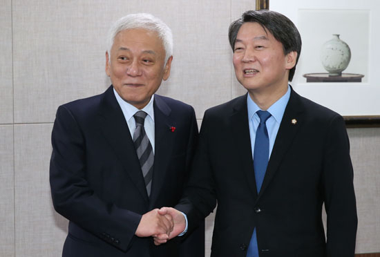 무소속 안철수 의원과 김한길 의원이 7일 오후 국회 의원회관 식당에서 열린 오찬회동에서 악수하고 있다. 연합뉴스