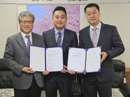 대구시는 7일 한국 제품의 중국 수출 전문기업인 (주)코나글로벌과 대구 패션 제품의 중국 시장 진출을 위한 업무협약을 체결했다. 왼쪽부터 김연창 경제부시장, 코나글로벌 송법상 대표, 노동훈 대구경북패션사업협동조합 이사장. 대구시 제공