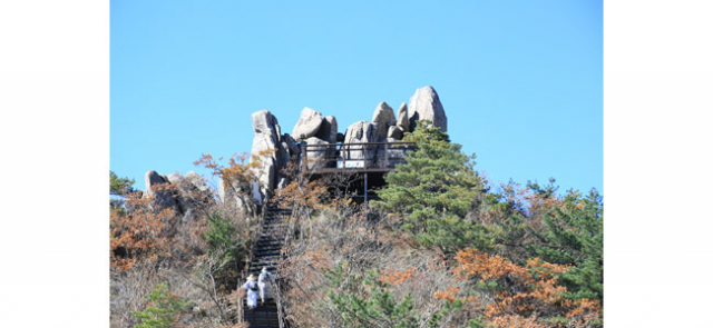 가야산 여신인 정견모주가 천신 이비가와 만나 부부의 연을 맺었다는 상아덤.