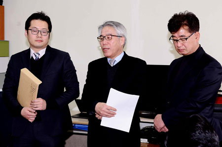 중증 폐질환을 앓고 있는 대구 안심연료단지 인근 주민들이 연탄공장을 상대로 손해보상 청구소송을 제기했다. 7일 오후 수성구 대구지방법원에서 안심연료단지 비산먼지 대책위원들이 소장 접수에 앞서 기자회견을 열고 취재진의 질문에 답하고 있다. 김영진 기자 kyjmaeil@msnet.co.kr