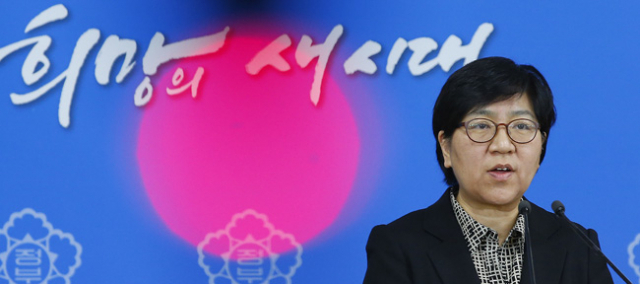 정은경 질병관리본부 직무대리가 8일 오전 서울 세종로 정부서울청사 브리핑룸에서 메르스바이러스 변이 보도와 관련해 설명하고 있다.연합뉴스