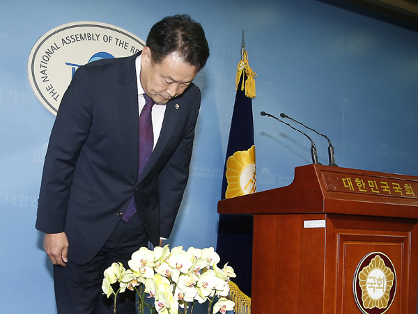 중앙선거관리위원회 산하 선거구획정위원회의 김대년 위원장이 8일 전격 사퇴했다. 김 위원장은 올해 4·13 총선에 적용할 선거구 획정안이 임시국회 마지막 본회의 처리가 무산된 이날 오후 사퇴 성명을 내고 