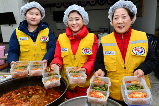 대구적십자사에서 3대 봉사로 유명한 황광자 씨 가족이 복지시설에서 