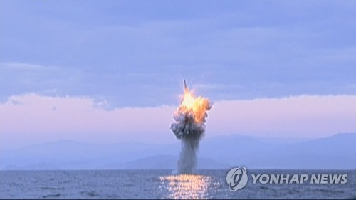 북한 조선중앙TV는 지난해 5월의 잠수함발사탄도미사일(SLBM) 사출 시험 때에 비해 비행거리가 월등히 늘어난 것으로 보이는 새로운 SLBM 사출 시험 영상을 8일 처음으로 공개했다. 북한이 새로운 SLBM 사출시험 영상을 공개한 것은 지난 6일의 