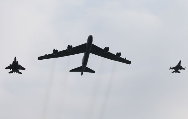 미국의 공중 전략 무기인 B-52 장거리 폭격기가 10일 오후 우리 공군의 F-15K, 미군의 F-16과 함께 경기 오산공군기지 상공을 비행하고 있다. 연합뉴스