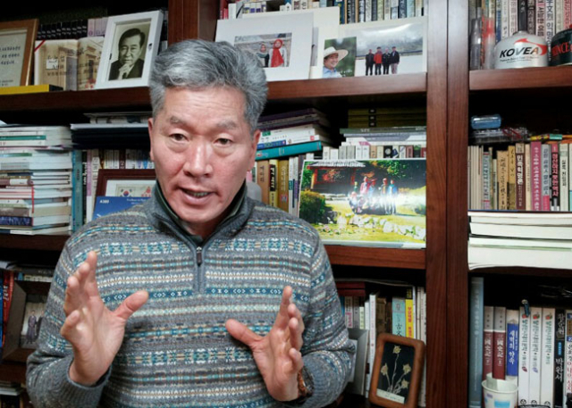 겨울강 권경업 네가 얼어붙은 것은 머무르고 싶어서가 아니다 흘러가기 싫어서도 아니다 그저, 출렁이고 흔들리는 자신이 싫어서다 때론, 소리 낮춰 울던 여울목의 쓰라림을 바닥까지 말갛게 드러내 보이고 싶은 때문이다. 강물은 혼자 있을 때만 언다