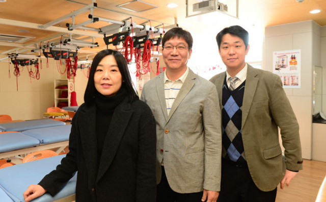 세계인명사전에 동시에 등재된 대구보건대학교 물리치료과 교수 3명이 학과 실습실에서 기념 촬영을 했다. 왼쪽부터 고주연, 이재홍, 이진환 교수. 대구보건대 제공