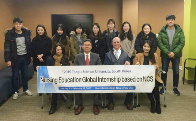 대구과학대 간호대학 간호학과 3학년 학생 10명은 미국 뉴저지 브룸필드 대학에 도착해 단체 기념사진을 촬영했다. 대구과학대 제공
