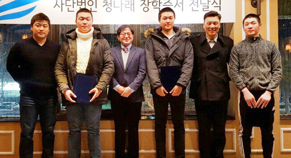 삼성 라이온즈의 이승엽(오른쪽 두 번째)과 최근 삼성에서 NC 다이노스로 이적한 박석민(왼쪽 첫 번째) 사단법인 청나래를 통해 모교 후배들에게 장학금을 전달했다. 청나래 제공
