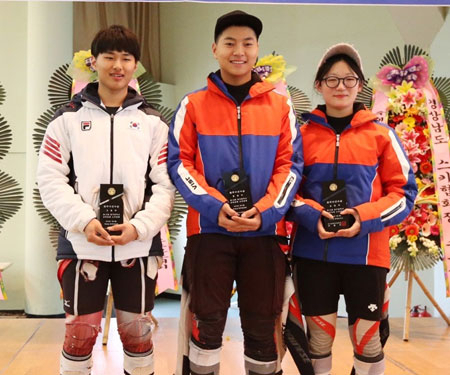 제15회 대구시교육감배 스키대회에서 최우수선수상을 받은 구범준, 이재준, 김수인(이상 왼쪽부터). 대구시스키협회 제공