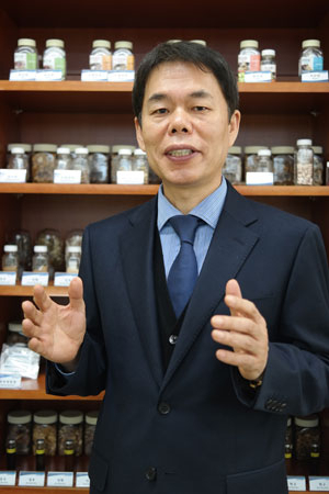 한약진흥재단 신흥묵 원장이 재단의 국가기관 전환 첫해를 맞아 한방 의료 서비스의 보장성 확대 등 주요 과제를 말하고 있다.