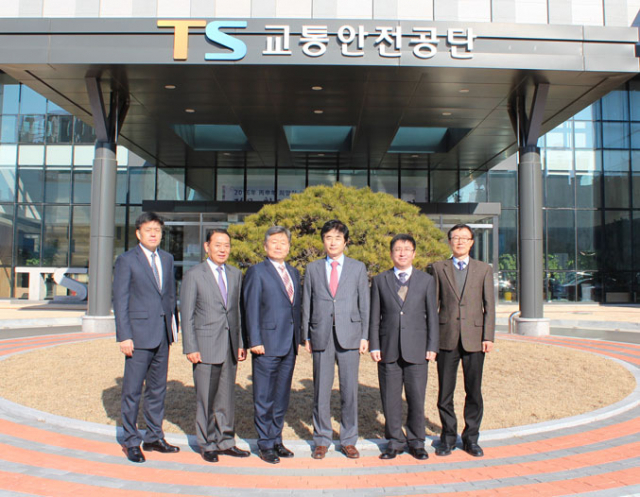경북도 정병윤(오른쪽 세 번째) 경제부지사는 8일 김천혁신도시로 이전한 교통안전공단 등 공공기관을 방문해 청년실업 문제 해소를 논의했다. 경북도 제공