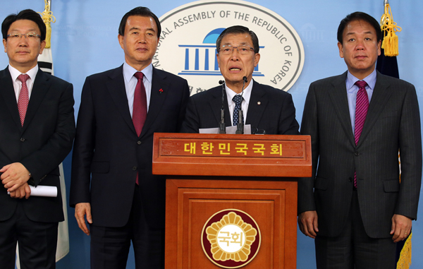새누리당 공천제도특별위원장인 황진하(오른쪽 두번째) 사무총장이 11일 오전 최고위원회에서 추인한 공천제도와 관련해 브리핑하고 있다. 새누리당은 4·13 총선 후보 선출을 위한 당내 경선의 1차 투표와 결선투표에서 정치신인·여성 등에게 가산점을 모두 적용키로 했다. 연합뉴스