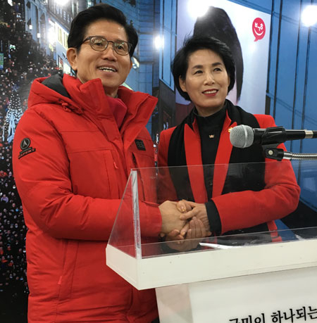 정순천 대구시의회 부의장은 11일 새누리당 대구시당에서 기자회견을 열고 새누리당 총선 후보자 공천 경선에서 사퇴하고, 김문수 전 경기도지사를 돕겠다고 밝혔다. 모현철 기자