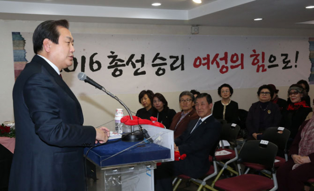 새누리당 김무성 대표가 11일 오후 여의도 당사에서 열린 중앙여성위원회 신년인사회에서 인사말을 하며 여성 관련 공천룰에 대해 설명하고 있다. 연합뉴스