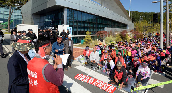 지난해 10월 13일 대구 동구 신서혁신도시에 입주한 한국가스공사에서 집회가 열리고 있다. 매일신문 DB