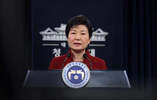 박근혜 대통령이 13일 오전 청와대 춘추관 브리핑룸에서 대국민 담화 발표 및 기자회견을 하고 있다.연합뉴스