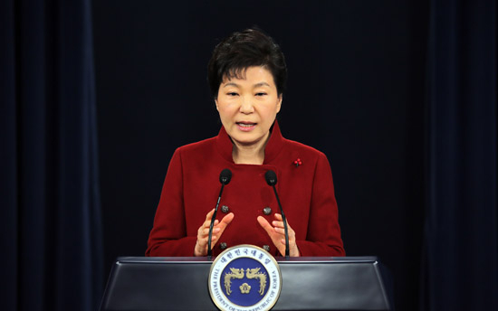 박근혜 대통령이 13일 오전 청와대 춘추관 브리핑룸에서 대국민 담화 발표 및 기자회견을 하고 있다. 연합뉴스