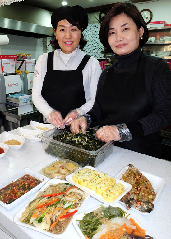조용숙(55·오른쪽) 락·푸드 반찬 카페 대표가 직원과 함께 직접 반찬을 만드는 모습.