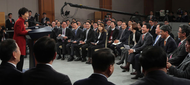 박근혜 대통령이 13일 오전 청와대 춘추관 브리핑룸에서 가진 대국민 담화 및 기자회견에서 취재진의 질문에 답변하며 취재진과 함께 웃고 있다. 2016.1.13/연합뉴스