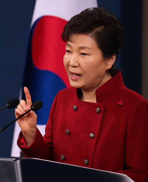 박근혜 대통령이 13일 오전 청와대 춘추관 브리핑룸에서 대국민 담화를 발표하고 있다. 연합뉴스