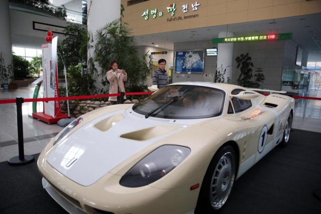 전남도 청사내에 드 마크로스가 개발·생산한 17억원짜리 슈퍼카 에피크 GTI가 지난 13일부터 전시되고 있다. 차체 중량은 1천450㎏, 최고 출력 845마력, 최고속도는 시속 370㎞다. 연합뉴스
