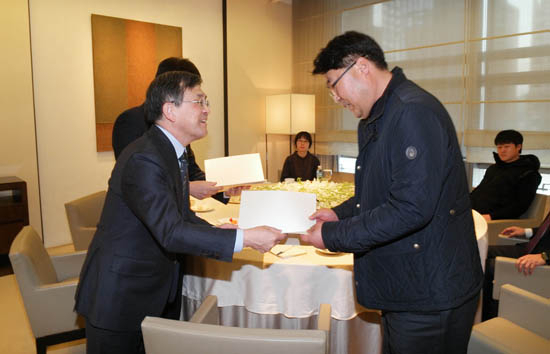 삼성전자 권오현 대표이사(부회장·왼쪽)가 14일 서울 삼성전자 서초사옥에서 반도체 백혈병 문제와 관련해 가족대책위원회 송창호 대표에게 사과문을 전달하고 있다.연합뉴스