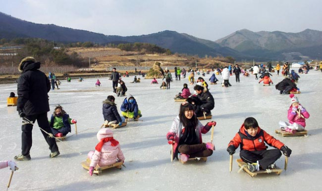 지난해 겨울 포항 죽장면 상옥 전통 얼음 썰매장에서 어린이들이 신나게 썰매를 타고 있다. 포항시 제공