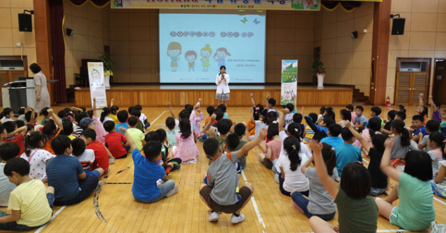 경북도 아토피·천식 교육정보센터는 지난해 영천초등학교 학생들을 대상으로 알레르기 질환을 예방하는 수업을 진행했다. 경북도 제공