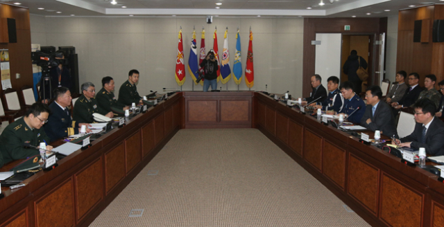 15일 서울 국방부에서 열린 제15차 한중 국방정책실무회의에서 윤순구 국방부 국제정책관과 중국 측 관요페이 국방부 외사판공실 주임이 각각 모두발언하고 있다. 연합뉴스