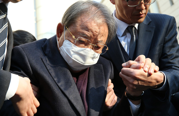 기업비리를 저지른 혐의로 기소된 조석래 효성그룹 회장이 15일 오후 서울중앙지법을 나서고 있다. 서울중앙지법 형사합의28부는 이날 