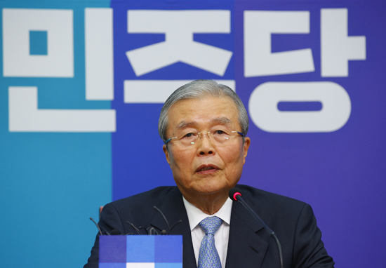 더불어민주당 선거대책위원장을 맡은 김종인 전 의원이 15일 국회에서 열린 기자회견에서 취재진 질문에 답하고 있다.연합뉴스