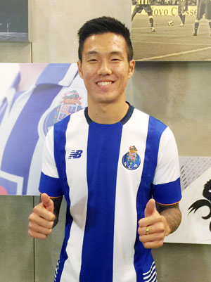 포르투갈 프로축구 FC 포르투와 계약한 석현준이 15일(한국시각) 구단 유니폼을 입고 포즈를 취하고 있다. 연합뉴스