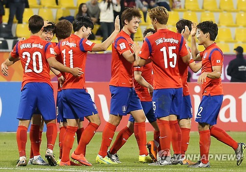 16일 오후(현지시간) 카타르 도하 카타르SC 스타디움에서 열린 2016 아시아축구연맹(AFC) U-23 챔피언십 C조 예선 예멘 대 대한민국 경기. 한국 권창훈이 해트트릭을 달성한 후 동료들과 함께 기뻐하고 있다. 2016.1.16