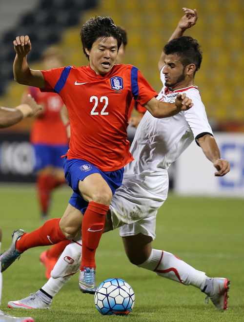 권창훈(왼쪽)이 16일 카타르 도하의 카타르SC 스타디움에서 열린 2016 아시아축구연맹(AFC) U-23 챔피언십 C조 예선 예멘과의 경기에서 돌파하고 있다. 연합뉴스