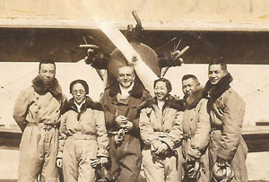 1935년 중국 선전비행을 준비하던 무렵. 왼쪽에서 두 번째가 권기옥. 오른쪽에서 세 번째 여성은 중국 최초 여성비행사 이월화. 국가기록원 제공
