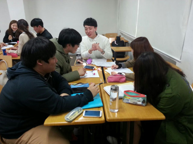 플립러닝으로 진행되는 글쓰기 수업에 참여한 대구대 학생들이 글쓰기 주제와 관련된 의견을 주고받으며 토론하고 있다. 대구대 제공