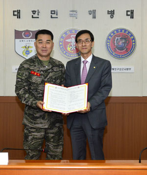 이상훈 해병대 사령관(왼쪽)과 대구과학대 박준 총장이 지난 13일 해병대사령부 중회의실에서 학