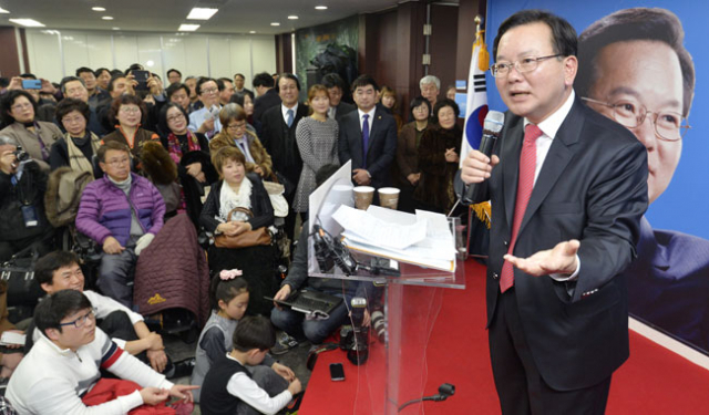 대구 수성갑에 출마하는 더불어민주당 김부겸 예비후보가 16일 수성구 범어동 한 빌딩에서 선거사무소 개소식을 갖고 인사말을 하고 있다. 성일권 기자 sungig@msnet.co.kr