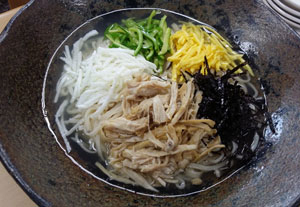 천운정 고택 종부 김증고 씨가 선보인 영계 건진국수. 영주시 제공