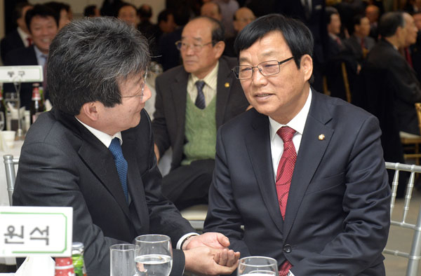 18일 오후 20대 총선에 불출마를 선언한 이종진(오른쪽) 국회의원이 18일 오전 대구 알리앙스예식장에서 열린 