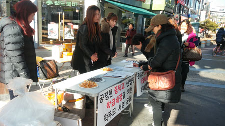 영주교육을 사랑하는 학부모회 회원들이 영주시 중앙로에서 서명운동을 벌이고 있다. 마경대 기자