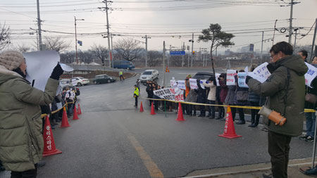 대영중학교 총동창회 회원들과 학부모들이 18일 영주교육지원청 앞에서 집회를 하고 있다. 마경대 기자
