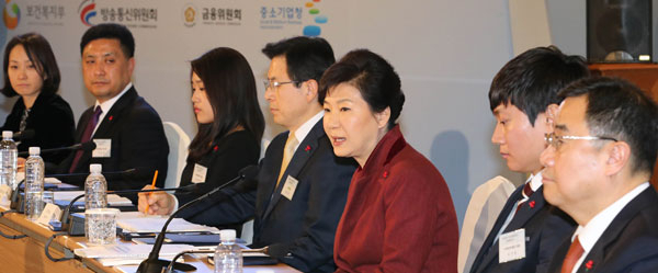 박근혜 대통령이 18일 경기도 성남시 판교테크노밸리 차바이오 콤플렉스에서 열린 경제 관련 두 번째 업무보고에서 모두발언하고 있다. 연합뉴스
