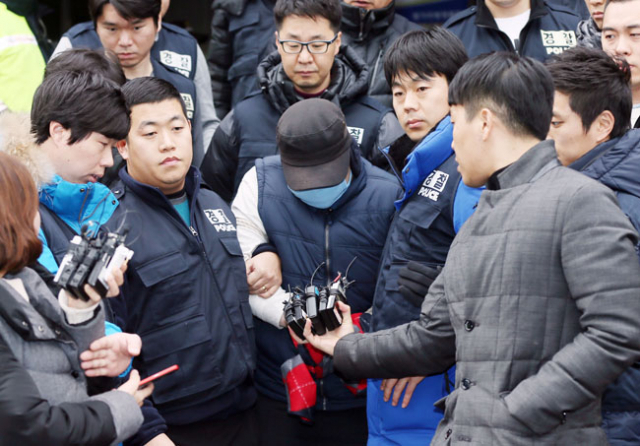 초등생 아들의 시신을 훼손하고 냉동보관한 혐의를 받는 A(34)씨가 영장실질심사를 받고자 17일 오후 경기도 부천시 원미구 원미경찰서를 나서고 있다. 연합뉴스