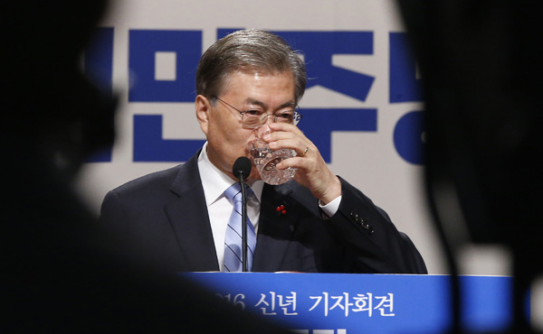 더불어민주당 문재인 대표가 19일 오전 국회 의원회관에서 열린 신년기자회견에서 물을 마시고 있다.연합뉴스