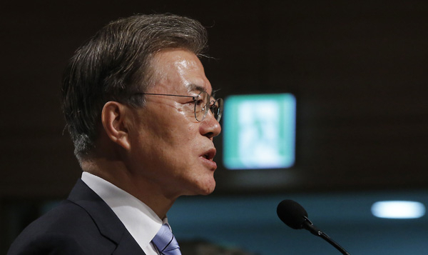 더불어민주당 문재인 대표가 19일 오전 국회 의원회관에서 신년기자회견을 하고 있다. 연합뉴스